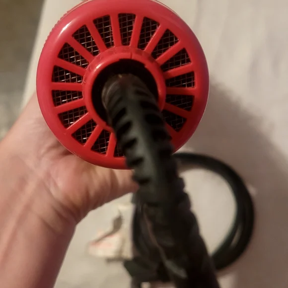 Multifunctional hot air brush designed to dry and style hair simutaneously - Picture 4 of 6